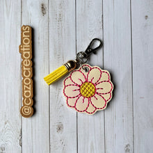 Load image into Gallery viewer, UV Color Changing Flower Keychain
